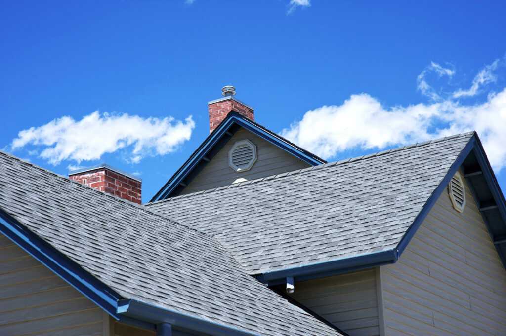 roofing contractor in Hartford, WI